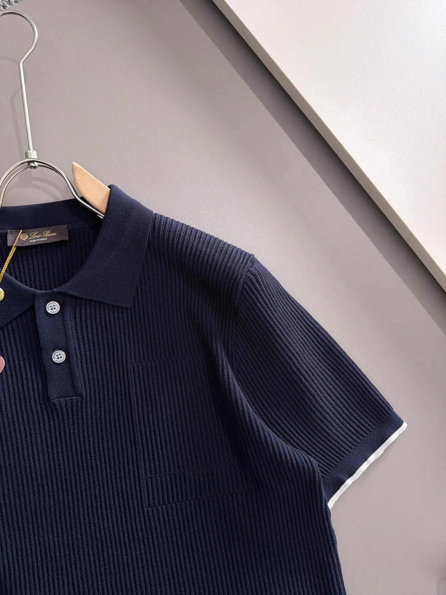 LP high quality Loro Piana 26ss New Arrival men's short-sleeved T-shirt. Made of combed cotton yarn knitted cotton fabric, no pressure when entering and exiting the counter. Exclusive control of raw materials. It feels substantial when weighed, and the upper body is more textured than ordinary T-shirts. This texture can handle the weather easily and is suitable for both hot and cold! Loose fit design, looks noble. The only correct version is available Size: M to 4XL